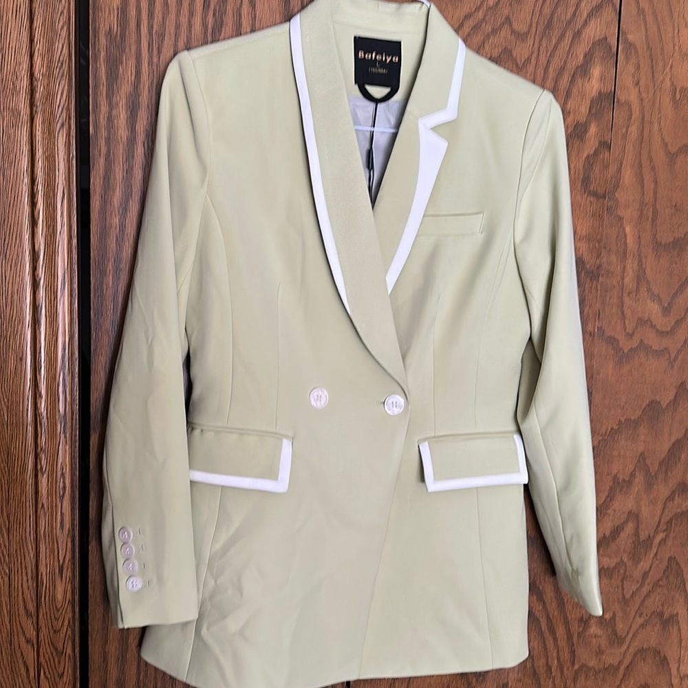 BNWT LADIES L BAFEIYA SOFT GREEN WITH WHITE TRIM DOUBLED BREASTED BLAZER LINED